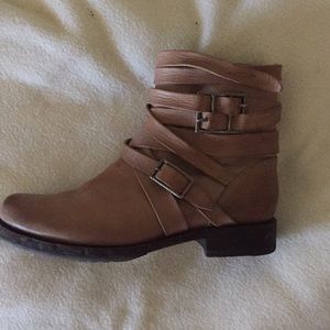 BEAUTIFUL FRYE LOW BOOTS